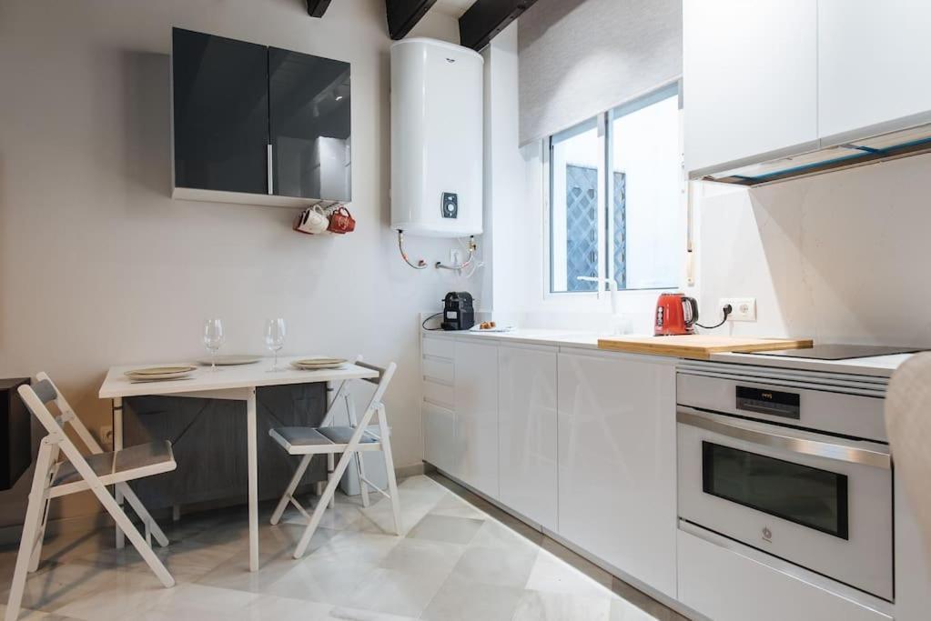 Ad2b Apartment, 300m From Cathedral With 2br * Seville